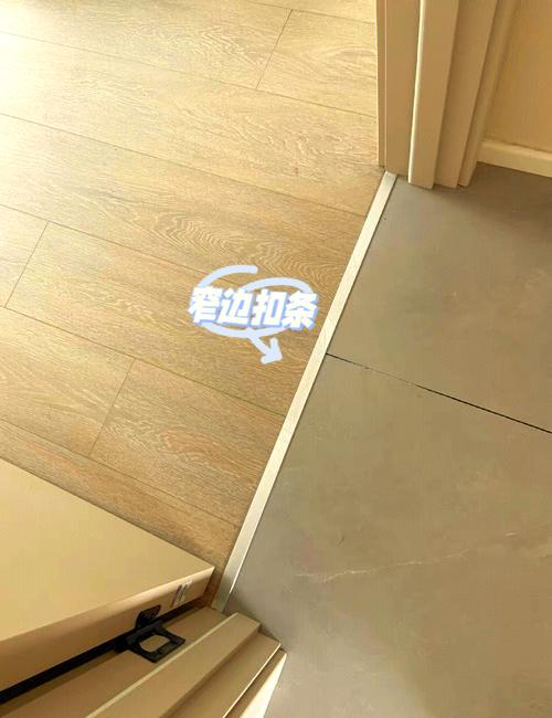 木地板与瓷砖高低差处翘起的高低扣条特写