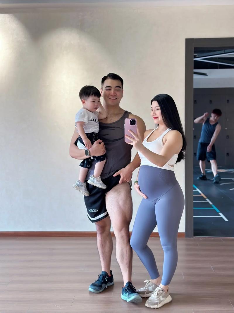 备孕期男性在健身房运动锻炼