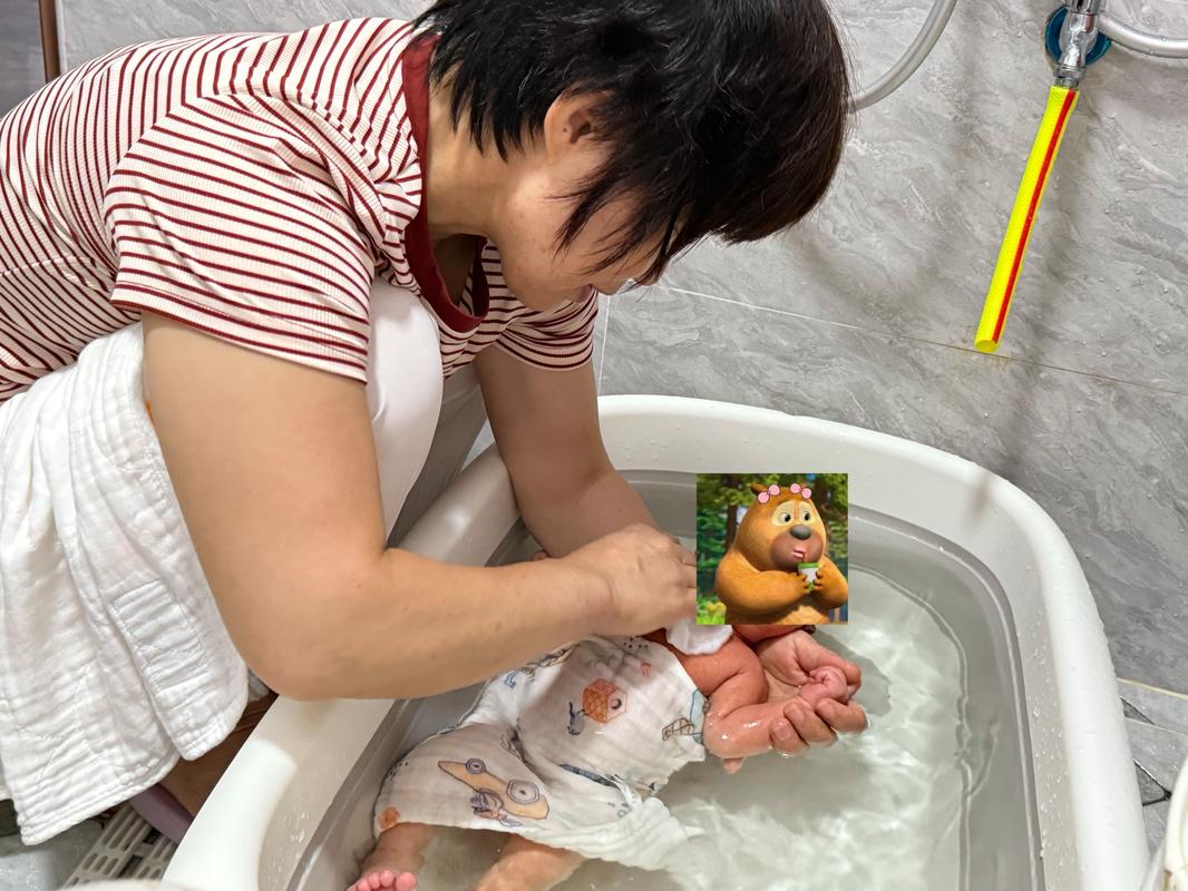 孩子打翻酱油瓶妈妈蹲下安慰