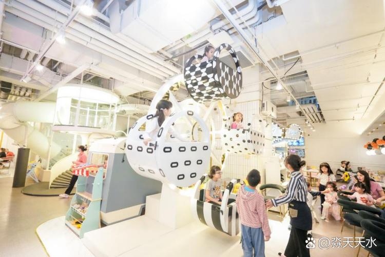 粒粒堡亲子餐厅旋转木马游乐区实拍