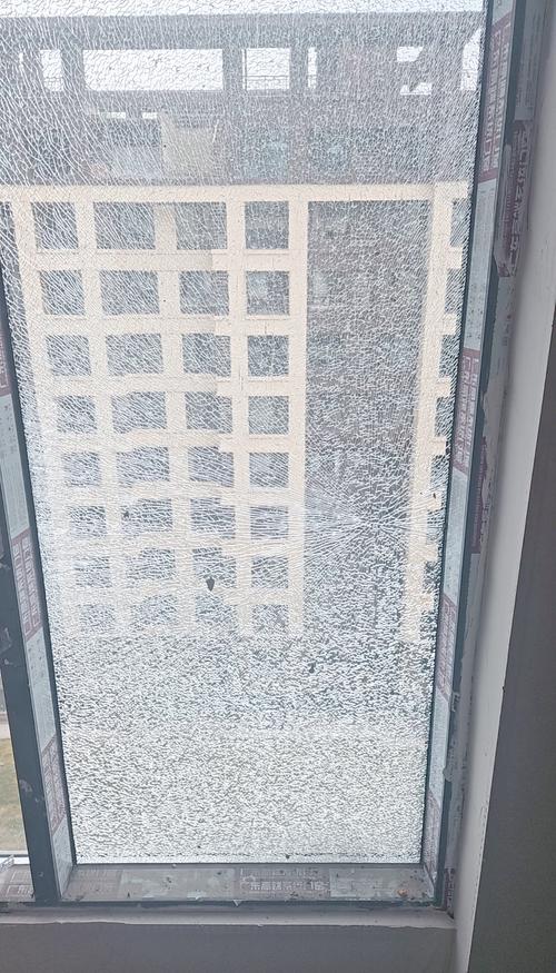 钢化玻璃自爆后夹胶层保持完整现场图