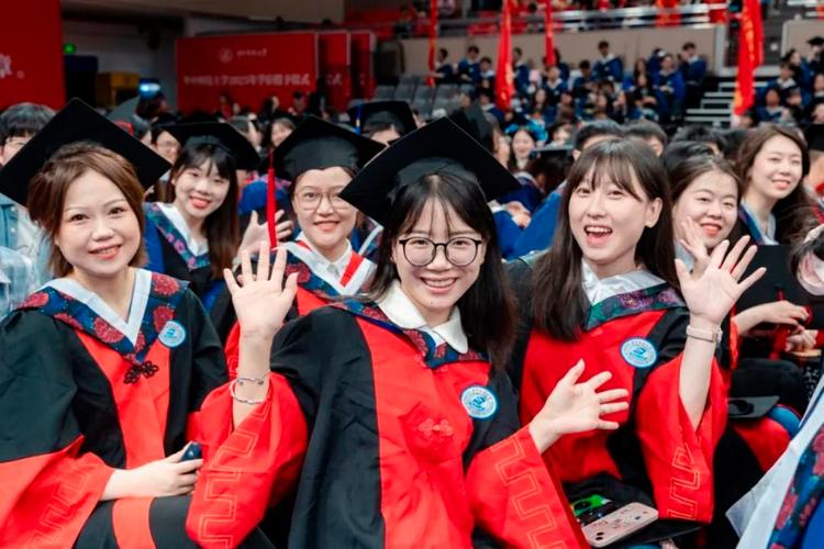 某985高校研究生毕业典礼穿着学位服的拥挤人群