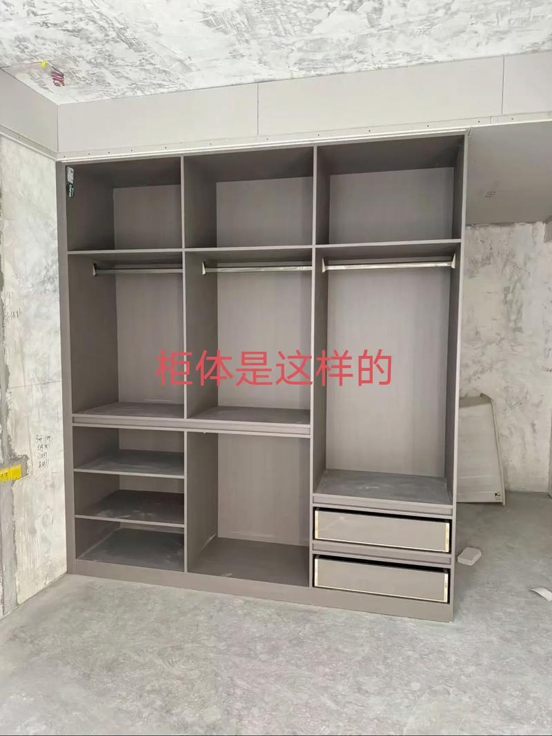 木工现场制作衣柜与定制衣柜对比