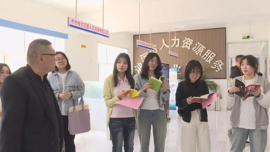 大二学生在企业开放日和HR交流升学实习衔接政策