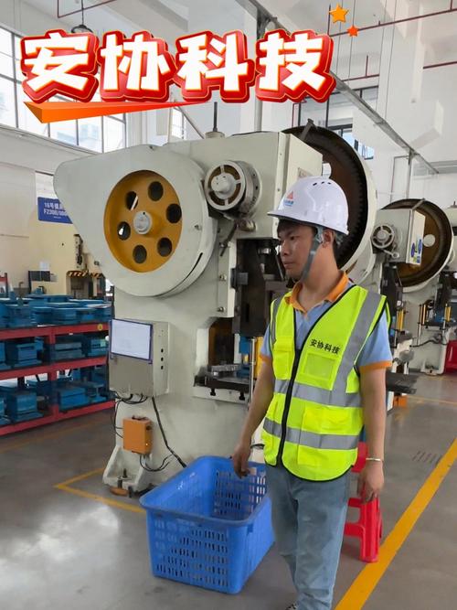 工业冲压工位合规安装的警示标识实拍