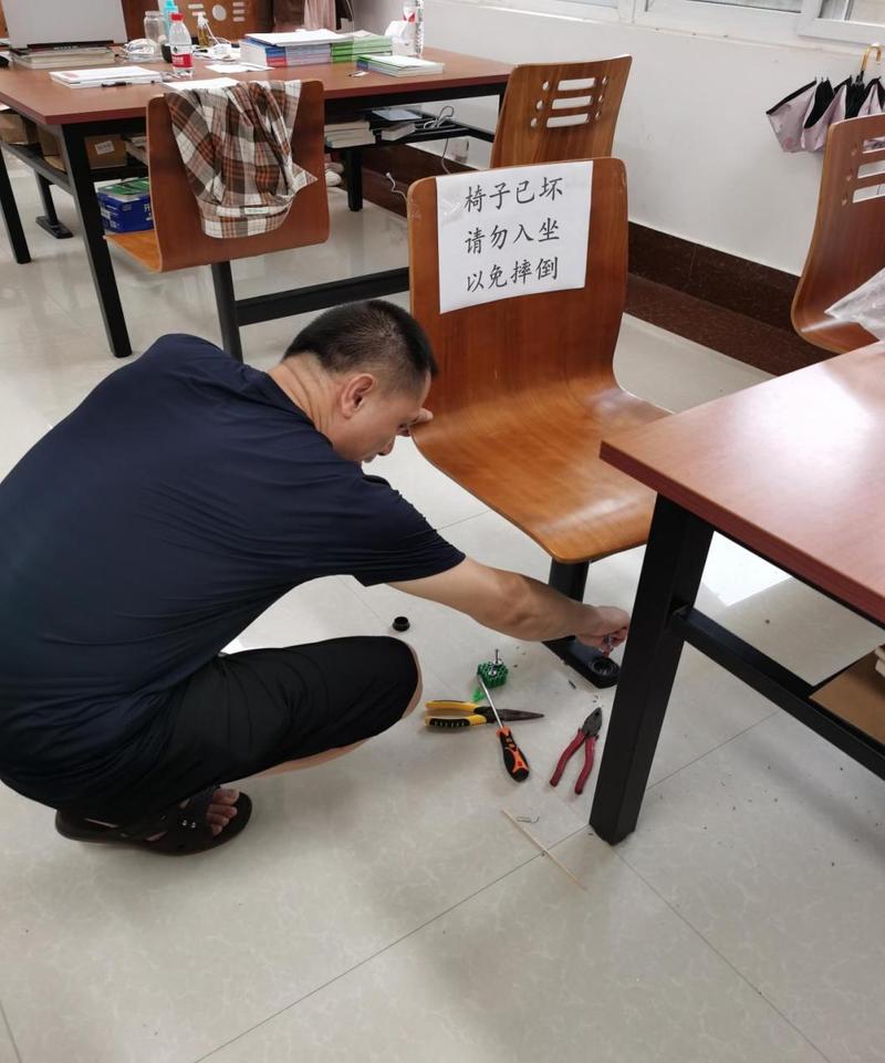 学生动手修理课桌椅的场景