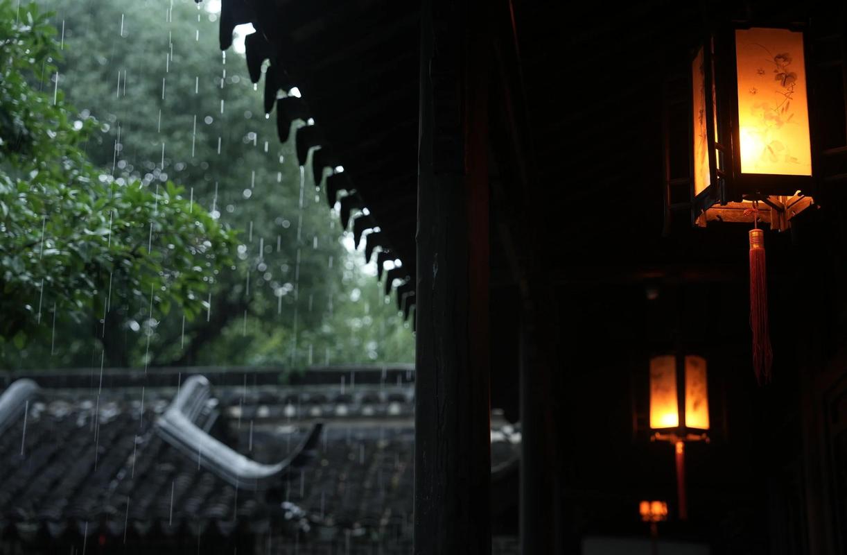 细雨中的江南古镇青石板路屋檐滴水