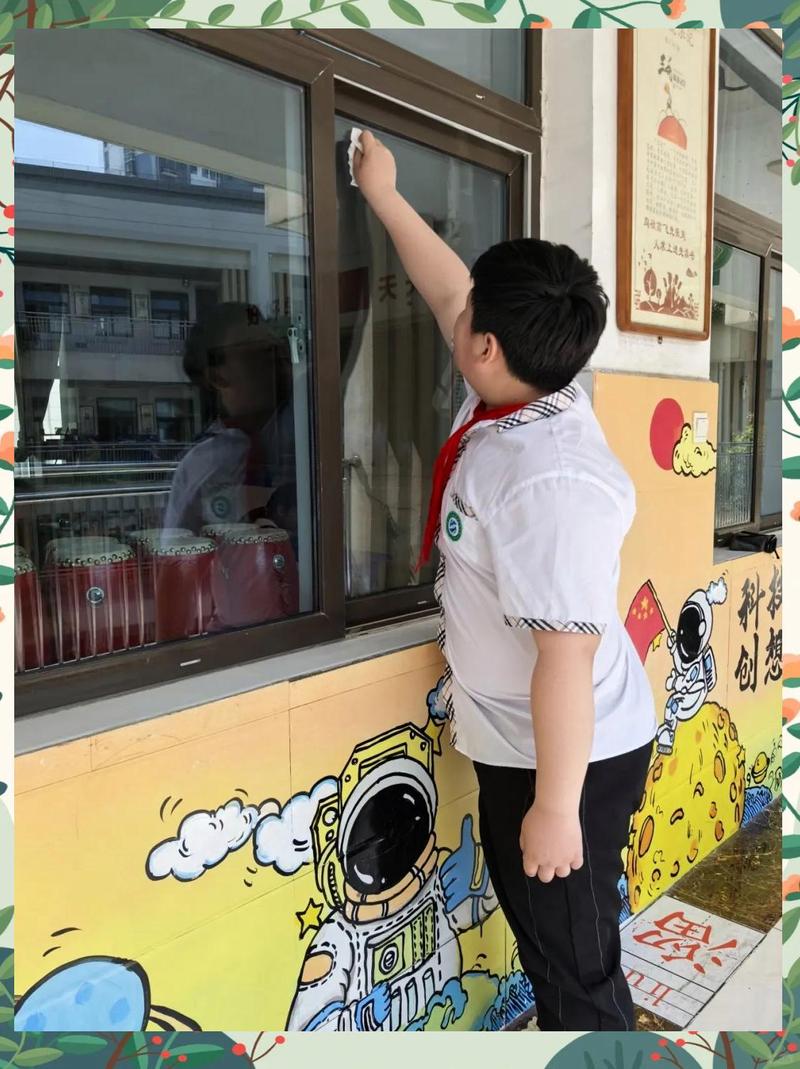 小学生在劳动周摆拍擦窗户场景