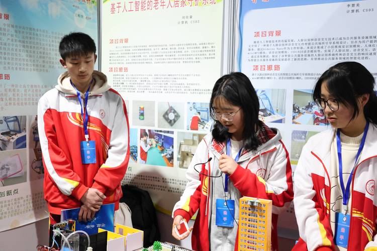 青少年科学创新大赛学生展示失败表情