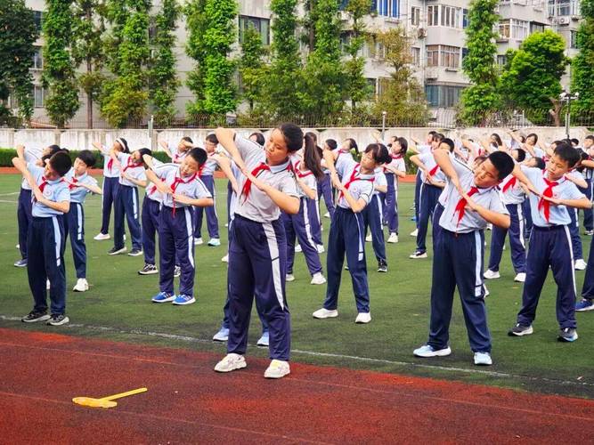 中小学大课间学生做广播体操伸展运动实拍图