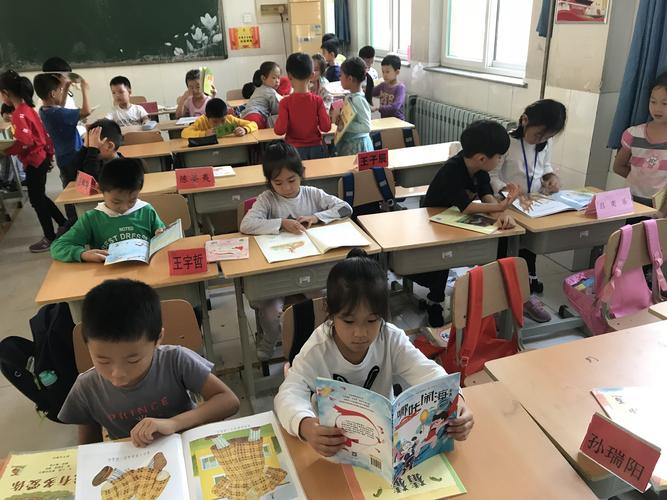 中小学群文阅读课堂学生翻页场景