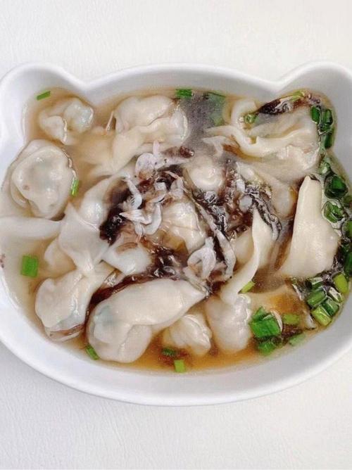 家用餐桌上撒了虾皮的鲜肉馄饨外卖碗