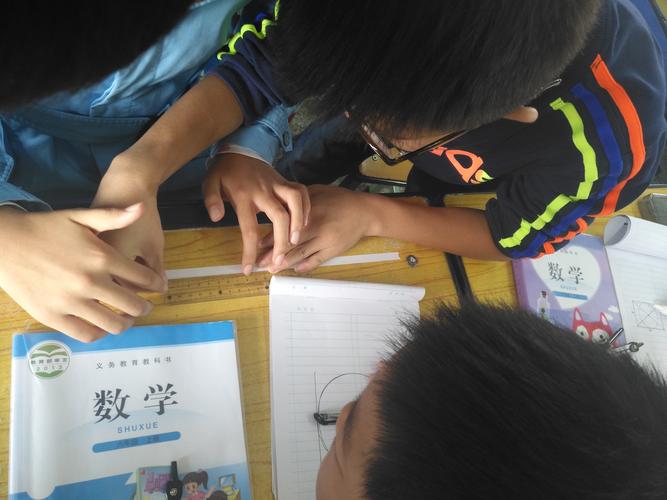 初中孩子餐桌上和妈妈讨论数学题场景