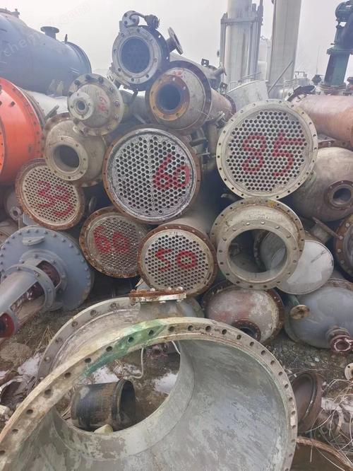 工业车间不合格报废冷却器堆