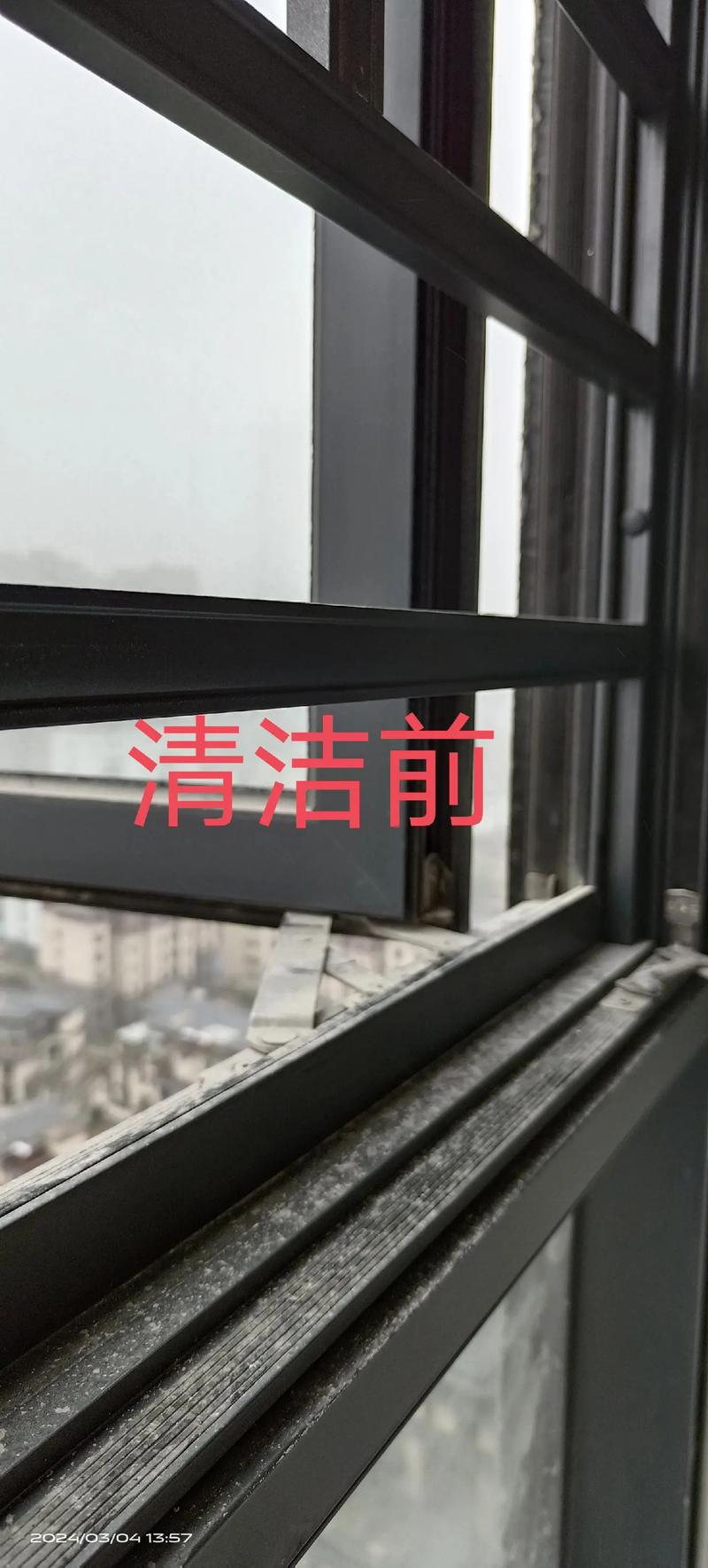 装修后深度保洁师傅正在清理窗户槽里的灰尘