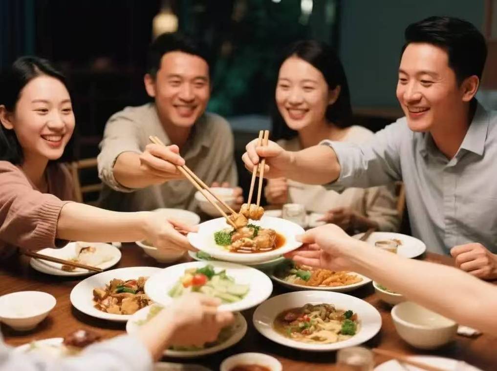 家庭中式聚餐正确夹菜姿势示例