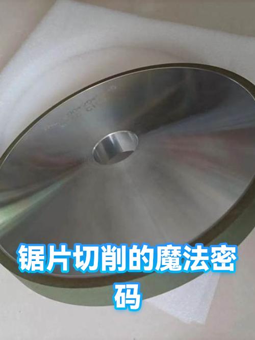锯片齿尖在高倍放大镜下显示出涂层剥落和磨损