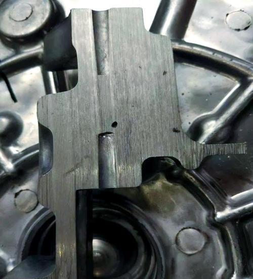 低压铸造铝合金壳体缩孔缺陷解剖图
