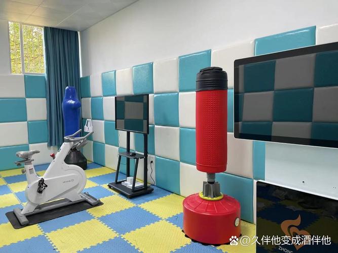 工厂内部心理减压室沙袋发泄与咨询场景实拍图