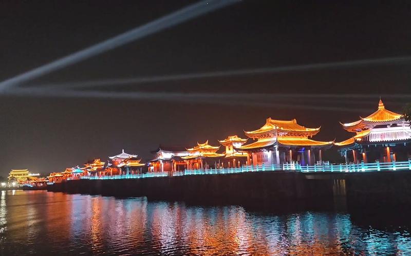 广济桥夜景倒影
