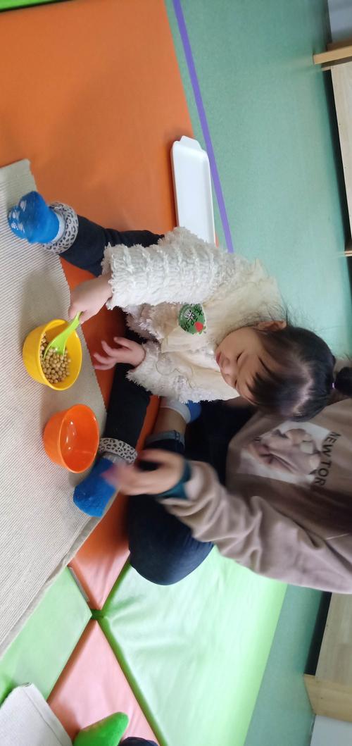 妈妈陪一岁宝宝玩厨房舀豆子在家早教游戏