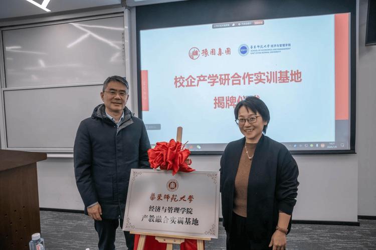 技术经理人在中试车间协调产学研项目进展