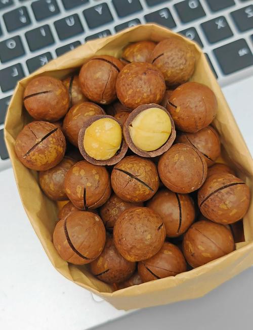 开封后氧化变味的坚果新鲜坚果对比图