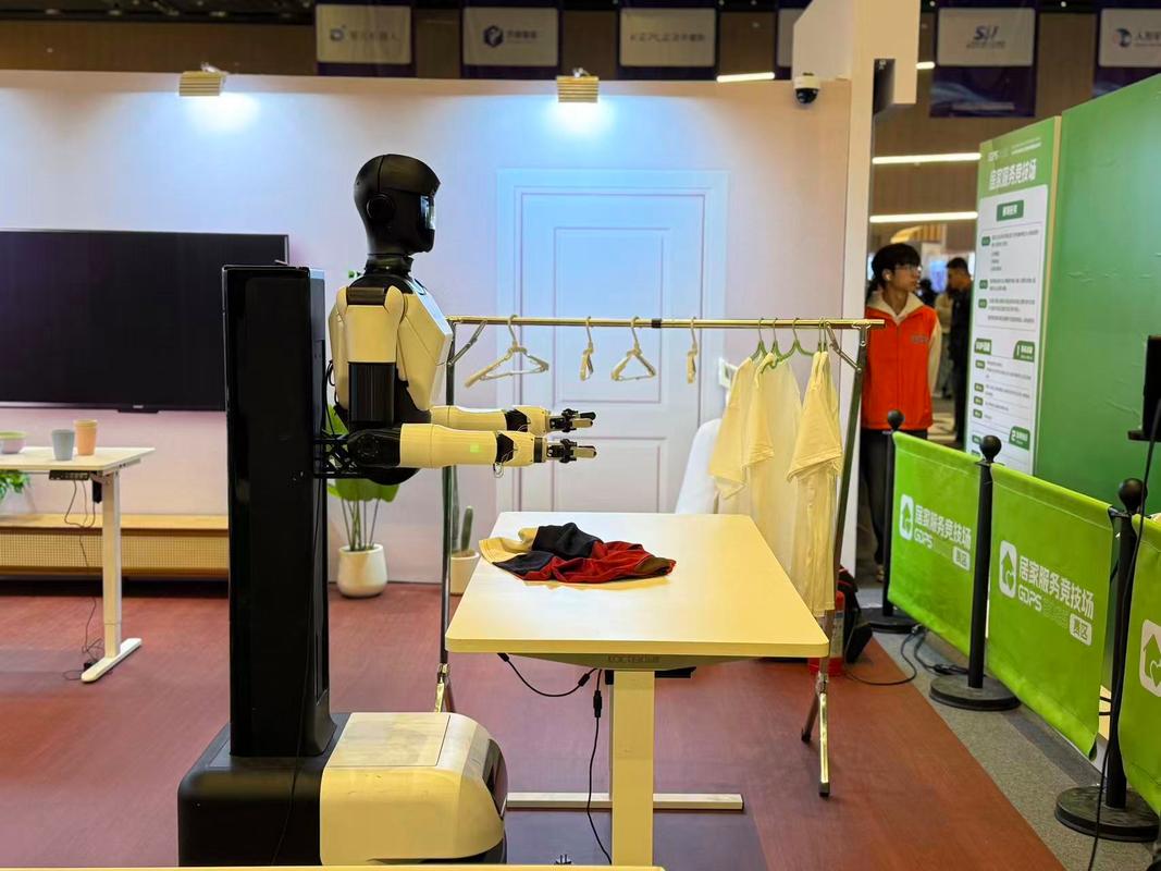 南京行业展具身智能机器人叠衣服展示现场