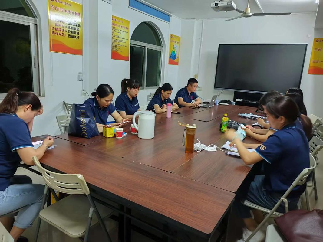 老中青三代工人在厂房内聚会商讨