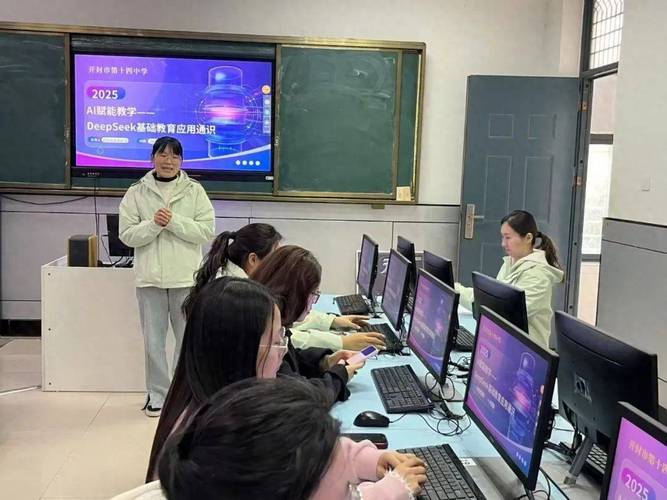 中学教室网络安全模拟演练学生举手回答场景