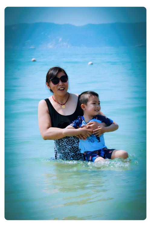 夏日小区泳池边吃冰淇淋的母子