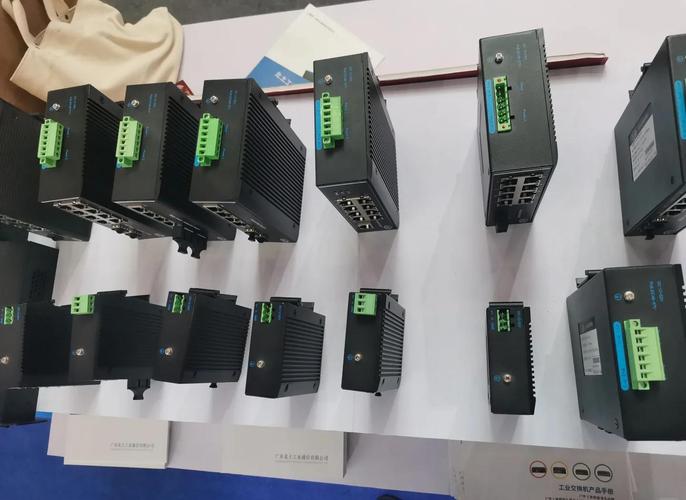 车间粉尘环境运行工业交换机实拍