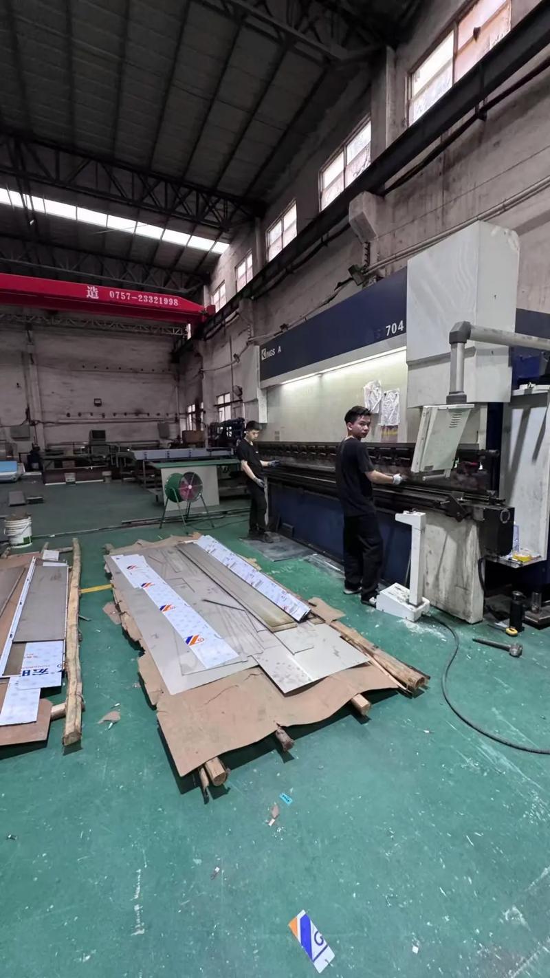 激光切割工艺测试车间工程师正在打样
