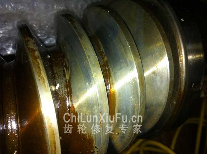 拆解开的磨损失效蜗轮副