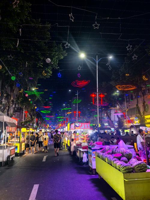 夜晚的夜市:灯火下的热闹