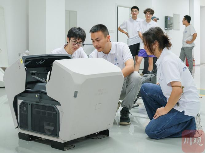 某211高校计算机专业学生在实验室调试机器人