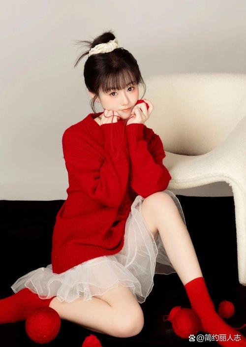 妈妈抱着婴儿坐在爬爬垫上 脚边滚着勾了绒的毛线球