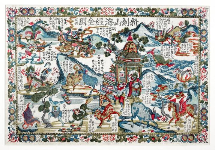 书房墙上挂着小说人物关系图和世界地图