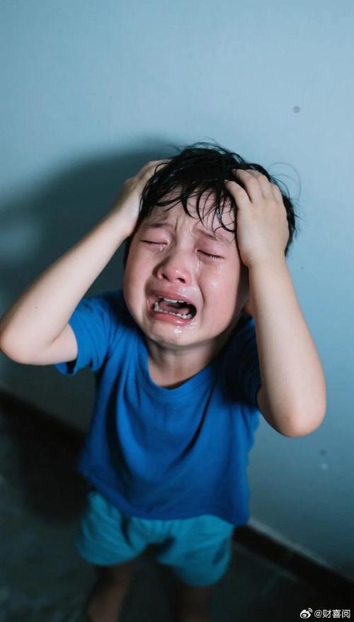孩子面对挫折崩溃大哭特写