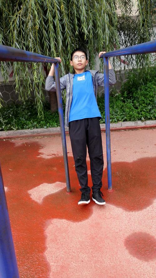 小学操场午后练双摇的小胖男生