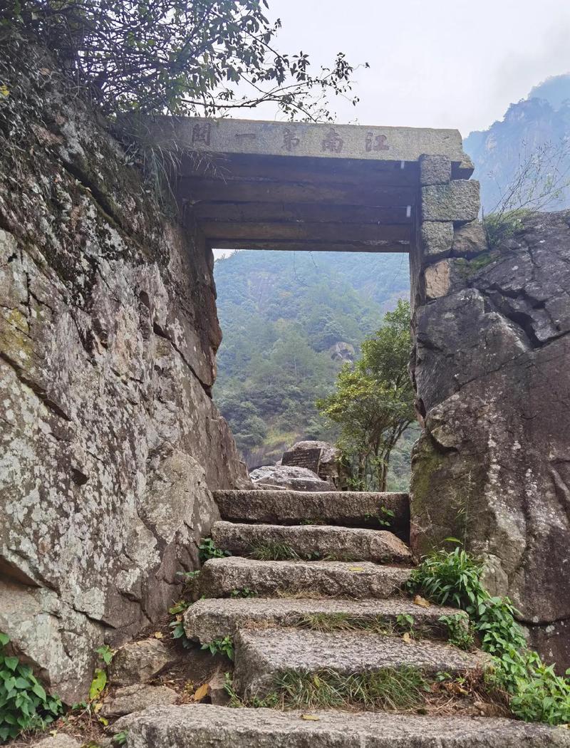 徽杭古道江南第一关的光滑石阶,特写蹄窝积水