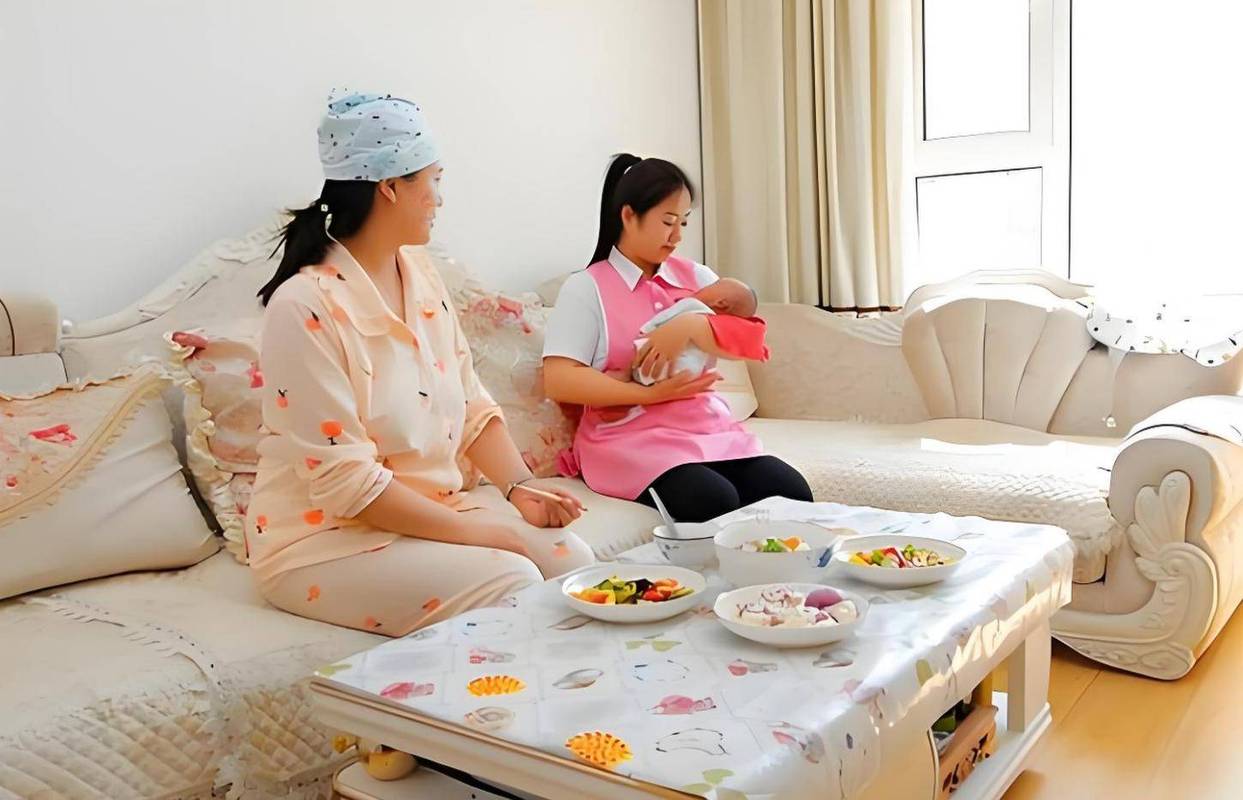 工厂休息室单亲妈妈抱孩子吃饭