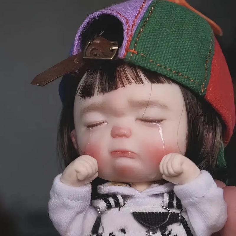 七岁孩子蜷缩在沙发上紧抱玩偶一脸委屈