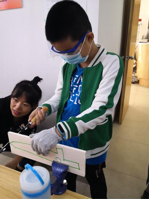 孩子使用台钳亲子工作坊 工业手作
