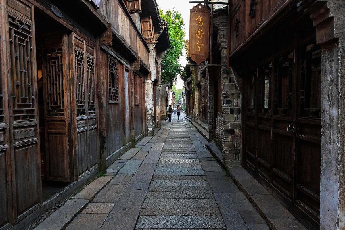 古镇清晨石板路