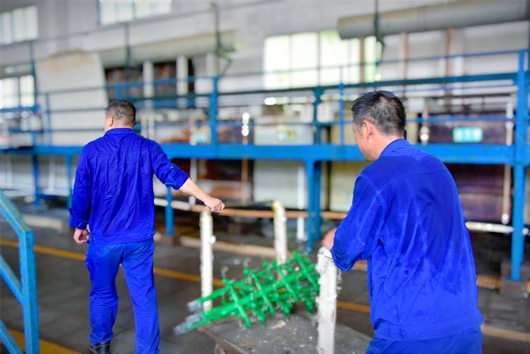 晨光中工业厂房外工人沐浴阳光