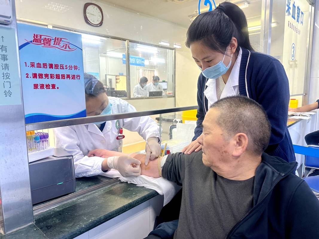 陪诊师在医院陪同老人挂号缴费场景
