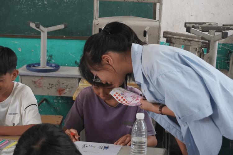 小学教室学生蹲在地上收彩笔被老师当众表扬的真实场景