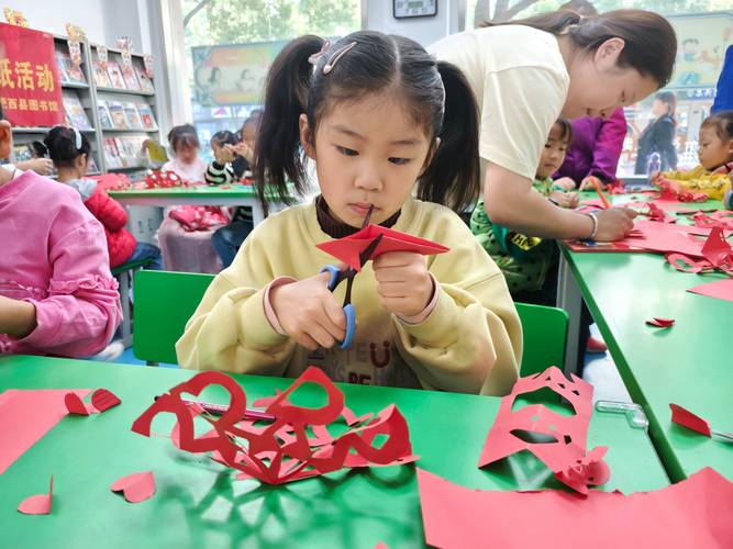 中小学课后服务学生集体剪剪纸窗花