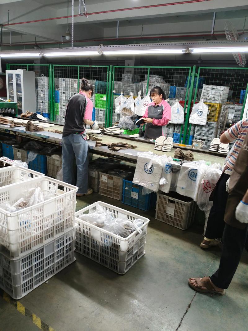 工厂车间工人等待物料的时间浪费场景